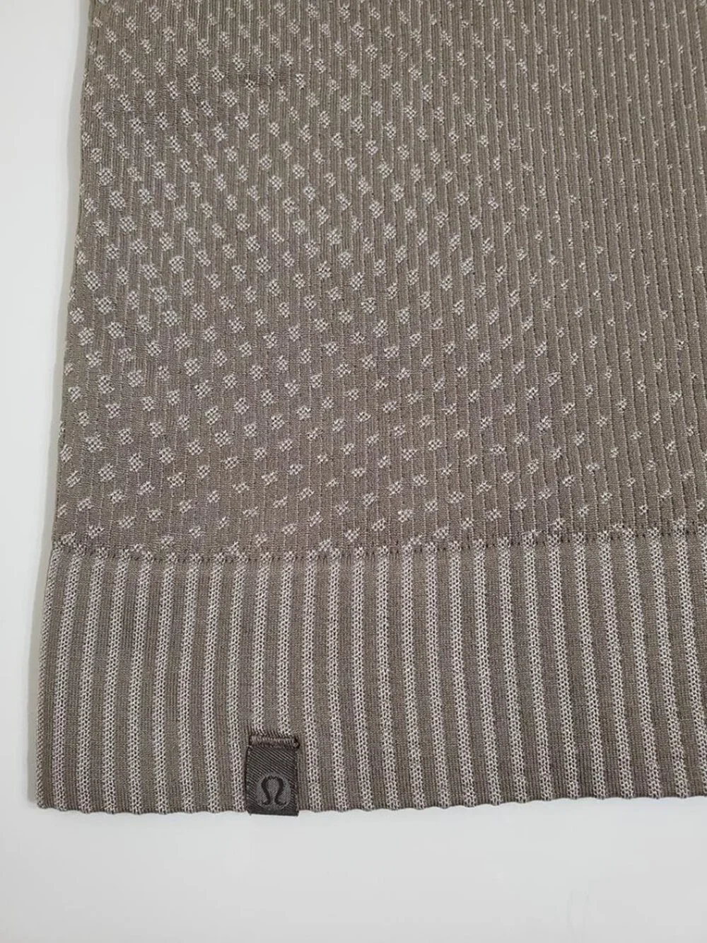 Lululemon Rest Less Cropped 1/2 Zip Top 10 Base Layer Seamless Stretch Thumbhole